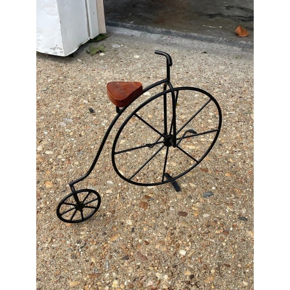 Vintage style bicycle decor shelf figure